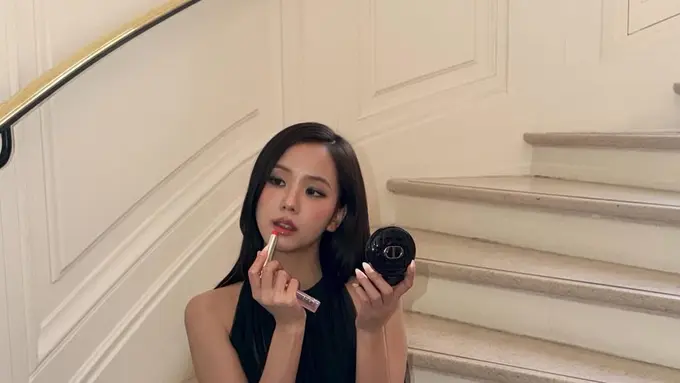 Hadiri Paris Fashion Week, Jisoo BLACKPINK Pikat Atensi dengan Soft Smokey Eyes Look