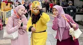 Jalan-jalan di muslim street, Ria Ricis dan Nadzira Shafa terlihat sangat kompak. Keduanya tampil cantik dengan warna hijab yang senada. Ricis dan Nadzira berfoto dengan orang berkostum Sun Go Kong, karakter kera sakti dalam serial populer 'Journey to the West'. (Liputan6.com/IG/@riaricis1795)