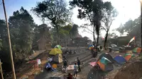 Tenda dan penginapan semi permanen yang sediakan di kawasan Gunung Luhur di Desa Citorek Kidul, Kecamatan Cibeber, Kabupaten Lebak, Banten, Sabtu (23/11/2019). Tenda dan penginapan ini bisa digunakan wisatawan yang ingin menikmati hamparan awan di Negeri di Atas Awan. (merdeka.com/Arie Basuki)