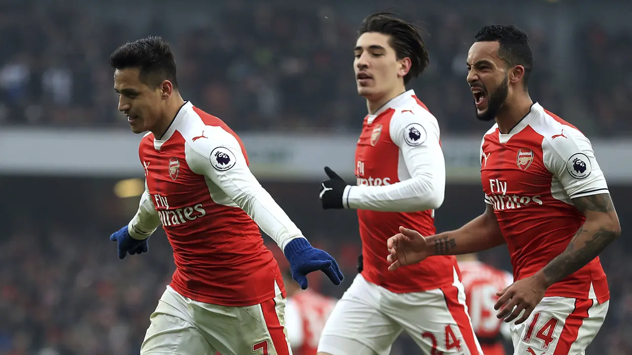 Pemain Hull City meminta wasit Mark Clattenburg membatalkan gol striker Arsenal Alexis Sanchez pada laga Liga Inggris di Emirates Stadium, Sabtu (11/2/2017). (AP Photo/Matt Dunham)