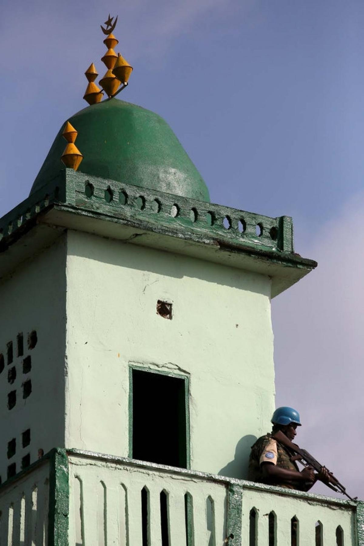 Keakraban Paus Fransiskus duduk bersama imam masjid di Afrika Tengah