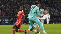 Pemain Paris Saint Germain (PSG), Kylian Mbappe, bertabrakan dengan kiper Bayern Munchen, Yann Sommer, pada leg kedua babak 16 besar Liga Champions 2022/2023 di Allianz Arena, Kamis (9/3/2023). PSG menyerah dua gol tanpa balas di markas Bayern Munchen. (AP Photo/Matthias Schrader)