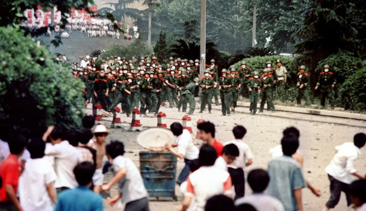 4 Juni 1989, sejumlah warga dan mahasiswa terlibat bentrok dengan aparat keamanan di Chengdu, ibukota provinsi Sichuan, Tiongkok. (AFP PHOTO/CATHERINE Henriette)