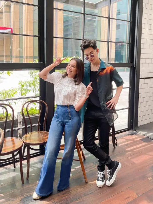 Henry Lau juga bertemu dengan Rossa, tak hanya berpose bareng keduanya juga sempat duet menyanyikan lagu "Terlalu Cinta". (Foto: Instagram/@itsrossa910)