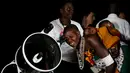 Seorang wanita suku Maasai menggunakan teleskop melihat fenomena supermoon di desa Oloika, Shompole, perbatasan Kenya-Tanzanian border, (14/11). Fenomena ini merupakan bulan paling besar dan terang dalam kurun 70 tahun terakhir. (REUTERS/Thomas Mukoya)