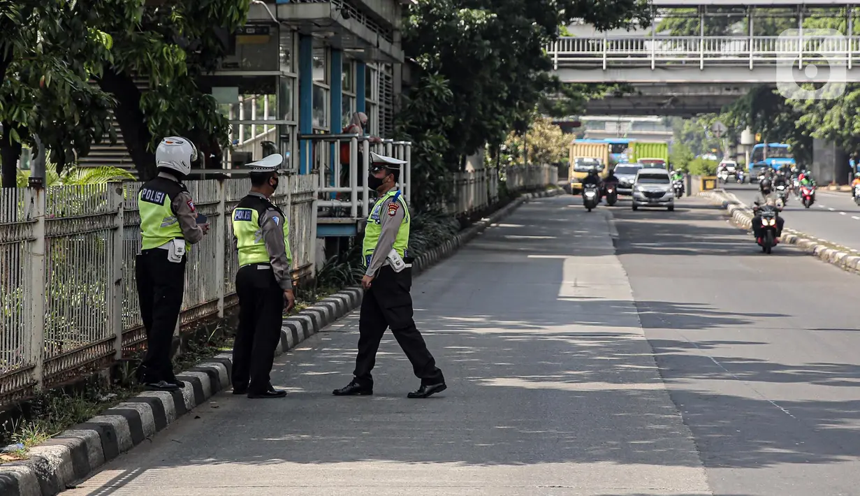 Polisi lalu lintas berkumpul saat Operasi Zebra Jaya 2022 di Jakarta, Selasa (4/10/2022). Operasi Zebra Jaya dilaksanakan pada tanggal 3 hingga 17 Oktober untuk menekan jumlah pelanggaran lalu lintas. (Liputan6.com/Faizal Fanani)