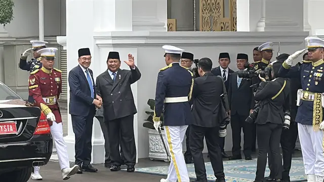Presiden Prabowo Subianto menyambut Perdana Menteri atau PM Malaysia Anwar Ibrahim di Istana Negara, Jakarta, Selasa (29/7/2025).