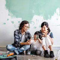 Ilustrasi keluarga mengecat rumah (foto: shutterstock.com)