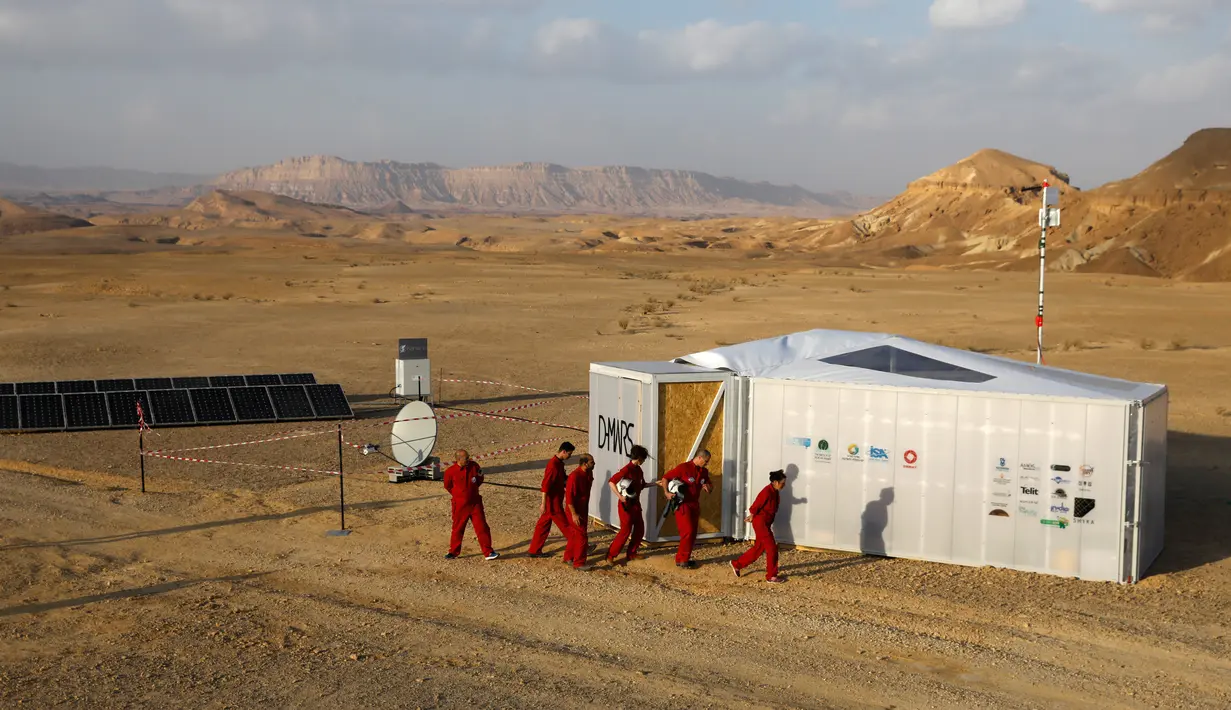 Situasi saat astronot analog Israel melakukan simulasi kehidupan di Planet Mars di Gurun Negev, Minggu (18/2). Sejumlah eksperimen ilmiah dilakukan dalam Proyek D-MARS. (MENAHEM KAHANA/AFP)