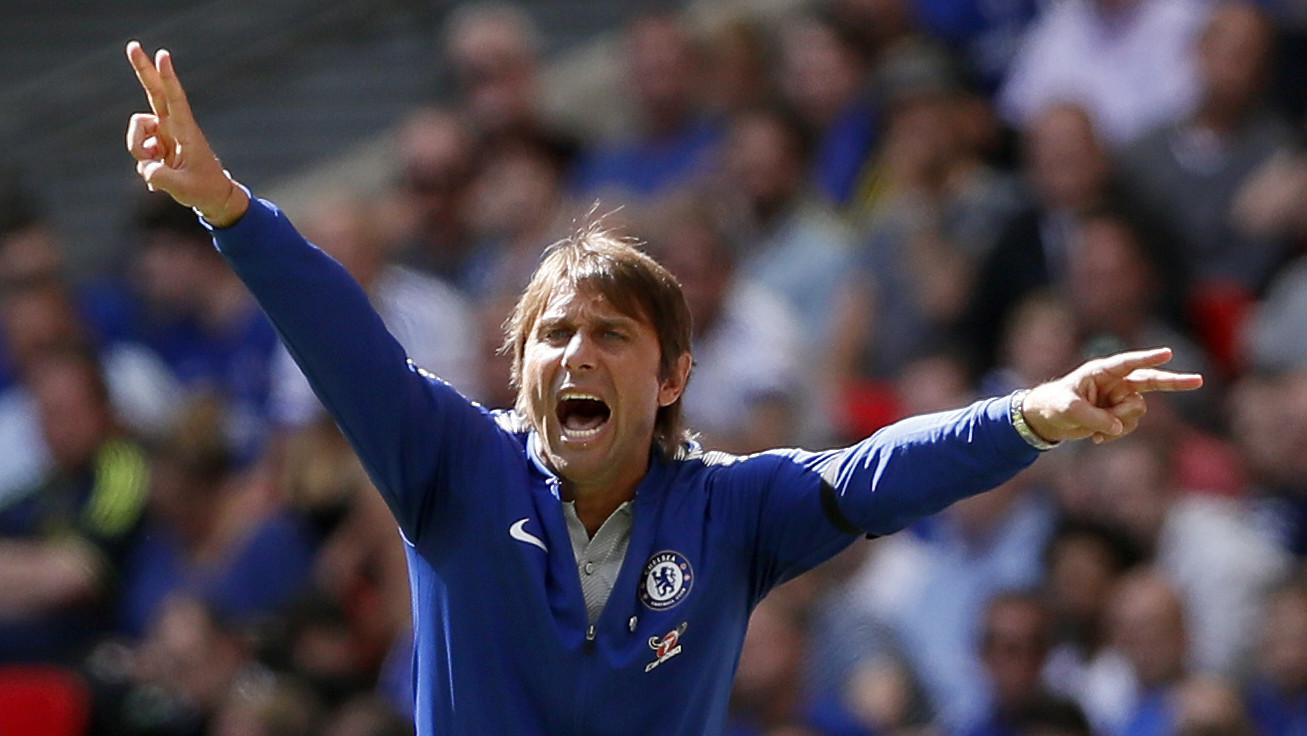 Aksi Antonio Conte dipinggir lapangan layaknya dirigen saat timnya melawan Arsenal pada ajang Community Shield 2017  di Wembley Stadium, London, (6/8/2017). Arsenal menang lewat adu penalti 4-1. (AFP/Kirsty Wigglesworth)