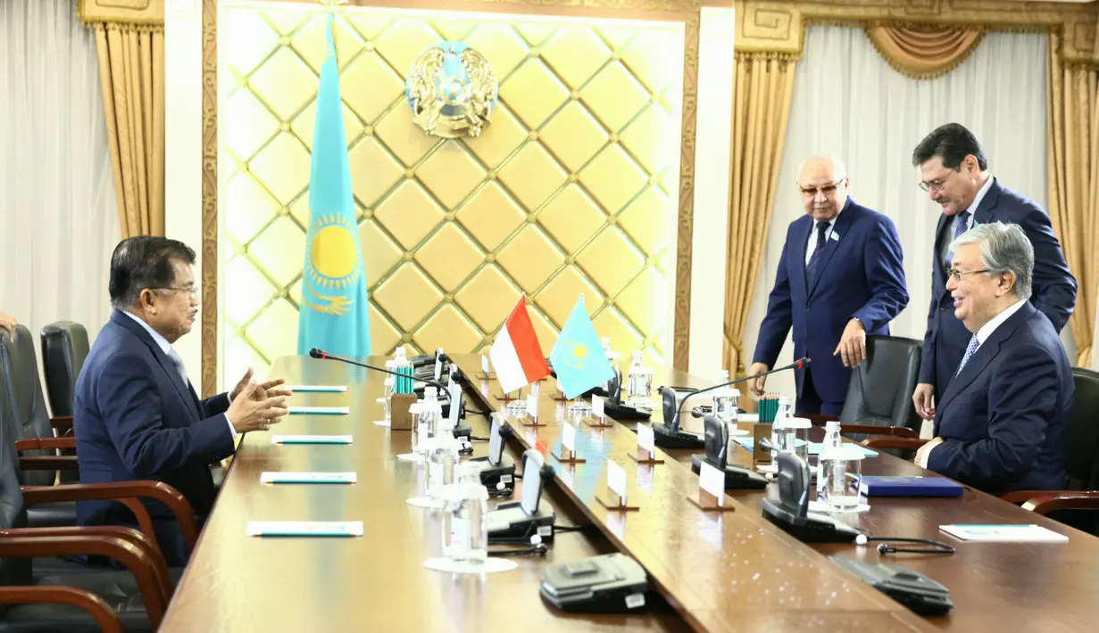 Ketua Senat Kazakhstan Kassym-Jomart Tokayev menerima Wakil Presiden (Wapres) Jusuf Kalla dalam kunjungan kehormatan di Astana, Kazakhstan, Senin (11/9). Keduanya saling bertukar ide tentang sistem pemerintahan. (Tim Media Wapres/Syamsu Millah)
