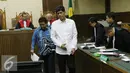 Dua terdakwa meninggalkan persidangan di pengadilan Tipikor, Jakarta,  Rabu (26/10). Tujuh anggota DPRD Provinsi Sumut didakwa atas kasus suap dari mantan Gubernur Sumut, Gatot Pujo Nugroho.  (Liputan6.com/Helmi Affandi)