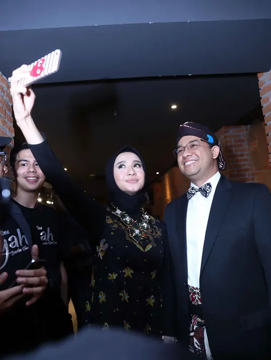 Hari Pendidikan Nasional (Hardiknas), yang jatuh tanggal 2 Mei, Laudya Cynthia Bella menyempatkan berfoto bersama Menteri Pendidikan dan Kebudayaan Anies Baswedan. (Nurwahyunan/Bintang.com)