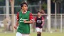 Peserta seleksi Timnas Indonesia U-17 sekaligus putra selebritas Darius Sinathrya, Lionel Nathan Sinathrya saat mengikuti seleksi Timnas Indonesia U-17 untuk Piala Dunia U-17 di Lapangan A, Senayan, Jakarta, Rabu (16/08/2023). (Bola.com/Abdul Aziz)
