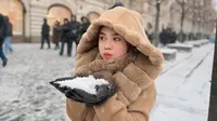 6 Gaya Ria Ricis Liburan di Moskow yang Dinginnya Sampai -25°C, Tetap Tampil Modis