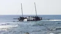Kapal berisi imigran yang nyaris terbalik, masuk ke Yunani. (Reuters)