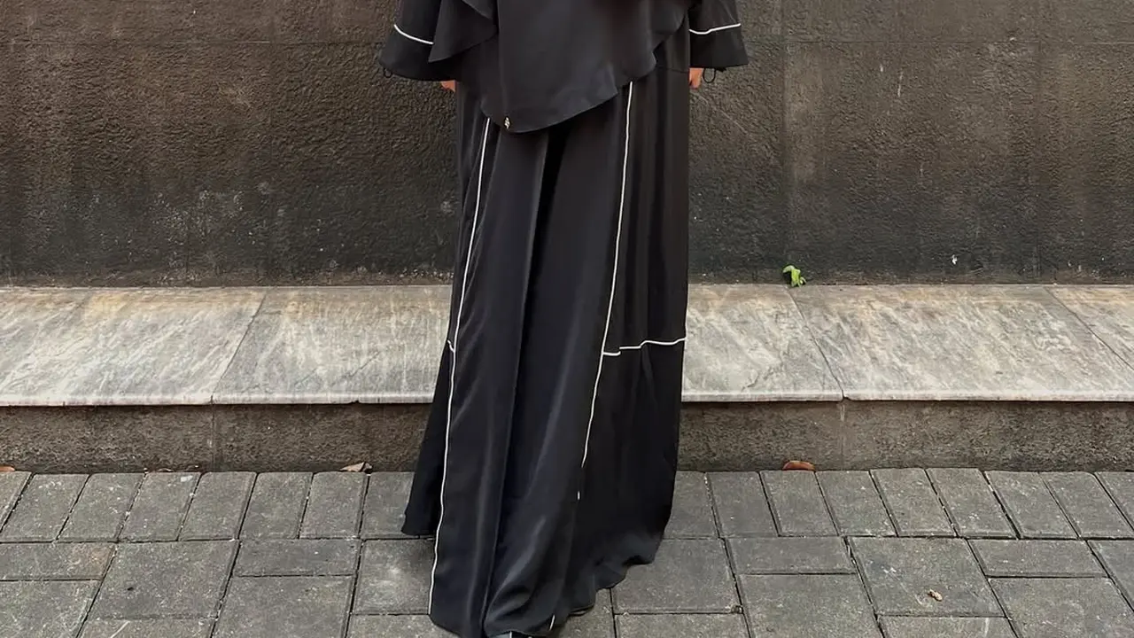 Gaya Syar'i Stylish Paula Verhoeven, Padukan Abaya Hitam dengan Tas dan Sandal Hermes