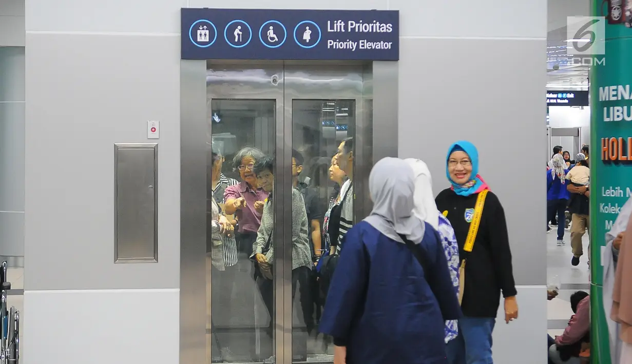 Warga menggunakan lift di stasiun MRT Bundaran HI, Jakarta, Selasa (19/2). Stasiun Lebak Bulus memiliki konsep Green Valley, stasiun Haji Nawi berkonsep Betawi Culture dan stasiun Bundaran HI yang berkonsep International Style. (Liputan6.com/Angga Yuniar)