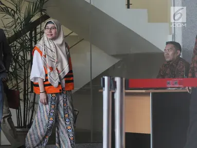 Hakim Pengadilan Negeri Tangerang Wahyu Widya Nurfitri dikawal petugas usai menandatangani berkas P21 di gedung KPK, Jakarta, Jumat (11/5). Berkas Wahyu Widya Nurfitri dinyatakan sudah lengkap oleh KPK. (Merdeka.com/Dwi Narwoko)