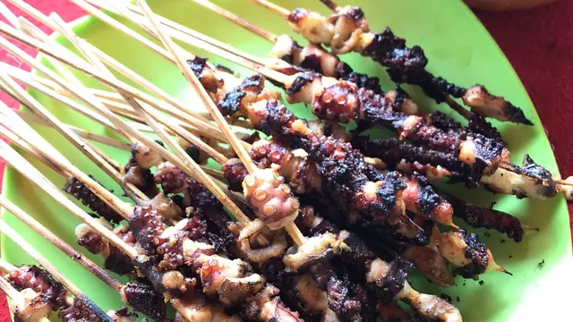 Sate Gurita di pesisir Banyuwangi baru ditangkap nelayan sehingga rasanya masih segar