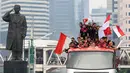 Bus yang ditumpangi Timnas Indonesia U-22 melewati Patung Sudirman saat pawai kontingen Indonesia untuk SEA Games 2023 yang bertajuk Kira87uara yang berlangsung di Jakarta, Jumat (19/05/2023). (Bola.com/Bagaskara Lazuardi)