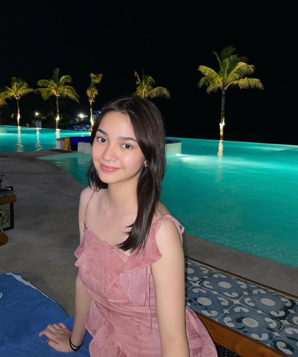 7 Potret Sidney Anak Cut Tari yang Kini Usia 17 Tahun, Parasnya yang Makin Cantik Banyak Dipuji