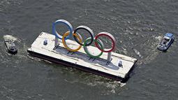 Cincin Olimpiade yang mengambang di air, dilepas setelah Olimpiade Musim Panas 2020 berakhir pada 8 Agustus, di Tokyo, Rabu (11/8/2021).  Ajang yang digelar sejak 23 Juli itu akhirnya memastikan Kontingen Amerika Serikat (AS) menjadi juara umum. (Kyodo News via AP)