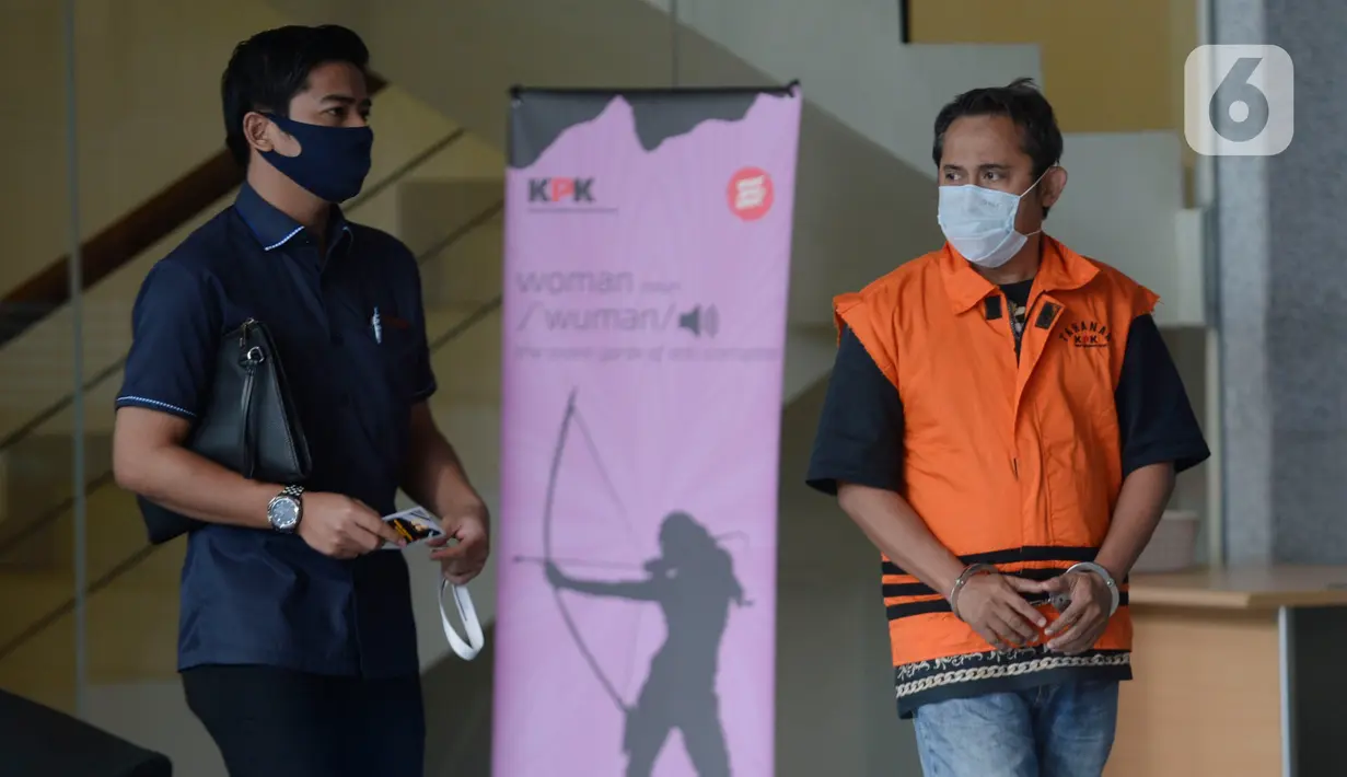 Direktur Utama PT Glori Karsa Abadi, Rahadian Azhar berjalan usai menjalani pemeriksaan pertama pasca penahanan di Gedung KPK, Jakarta, Jumat (8/5/2020). Rahadian Azhar diperiksa sebagai tersangka terkait dalam kasus suap pemberian fasilitas di Lapas Sukamiskin, Bandung. (merdeka.com/Dwi Narwoko)