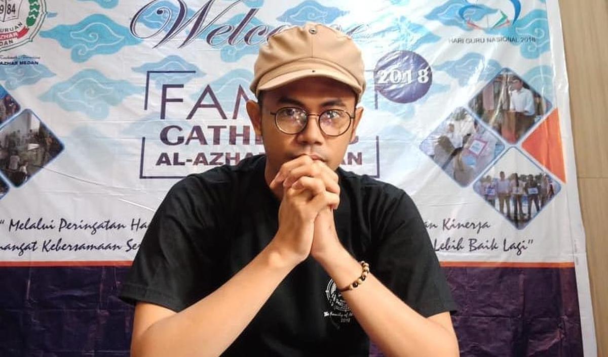 Akan tetapi, dengan motivasi dan semangatnya yang kuat, ia tak terpengaruh ejekan dan cibiran tersebut. Ia memutuskan menimba di Fakultas Bahasa dan Seni, Universitas Negeri Medan.&nbsp;