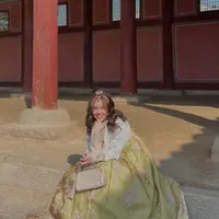 Intip gaya Ziva Magnolya dibalutn Hanbok Korea. [@zivamagnolya].