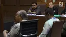 Terdakwa dugaan suap/gratifikasi terkait kerjasama jasa pelayaran yang juga anggota komisi VI DPR RI, Bowo Sidik Pangarso (kedua kiri) menyimak keterangan saksi saat sidang lanjutan di Pengadilan Tipikor, Jakarta, Rabu (4/9/2019). Sidang mendengar keterangan saksi. (Liputan6.com/Helmi Fithriansyah)