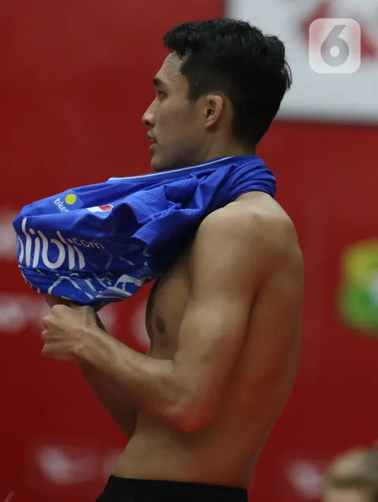 Pebulutangkis Indonesia, Jonatan Christie saat melawan Wang Tzu Wei (China Taipei) pada babak kedua tunggal putra Indonesia Masters 2020 di Istora GBK, Jakarta, Kamis (16/1/2020). Jonatan  unggul 21-15 21-15 dan melangkah ke babak perempat final. (Liputan6.com/Helmi Fithriansyah)
