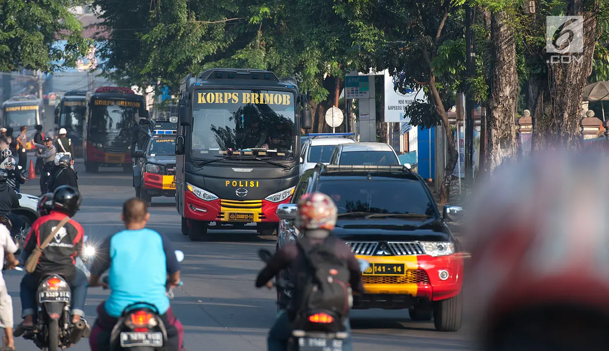 Iring-iringan bus yang membawa narapidana teroris dari Rutan Cabang Salemba Mako Brimob melintas di kawasan Kelapa Dua, Depok, Kamis (10/5). Imbas kerusuhan, sebanyak 155 narapidana terorisme dipindahkan ke Nusakambangan, Cilacap (Merdeka.com/Arie Basuki)