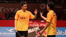 Ekspresi pebulutangkis ganda putra Indonesia, Mohammad Ahsan/Hendra Setiawan, sesaat setelah mengalahkan pebulutangkis Inggris, Marcus Ellis/Chris Langridge, dalam perempatfinal Kejuaraan Dunia Bulutangkis 2015 di Istora Gelora Bung Karno, Senayan, Jakart
