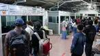 Antrean calon penumpang kapal ferry di depan loket layanan tes deteksi COVID-19 dengan GeNose C19 di Pelabuhan Merak, Banten, Rabu (5/5/2021) dinihari. Pelabuhan Merak mewajibkan para penumpang kapal ferry menjalani tes GeNose C19 untuk mencegah penyebaran COVID-19. (Liputan6.com/Herman Zakharia)