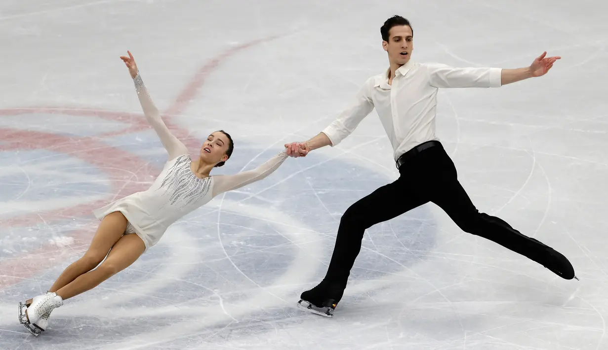 Pasangan atlet Figure Skating Spanyol, Laura Barquero and Aritz Maestumencoba menampilkan keindahannya dalam menari di atas seluncur es pada Figure Skating World Championships di Assago, dekat Milan, Rabu (21/3). (AP Photo/Luca Bruno)