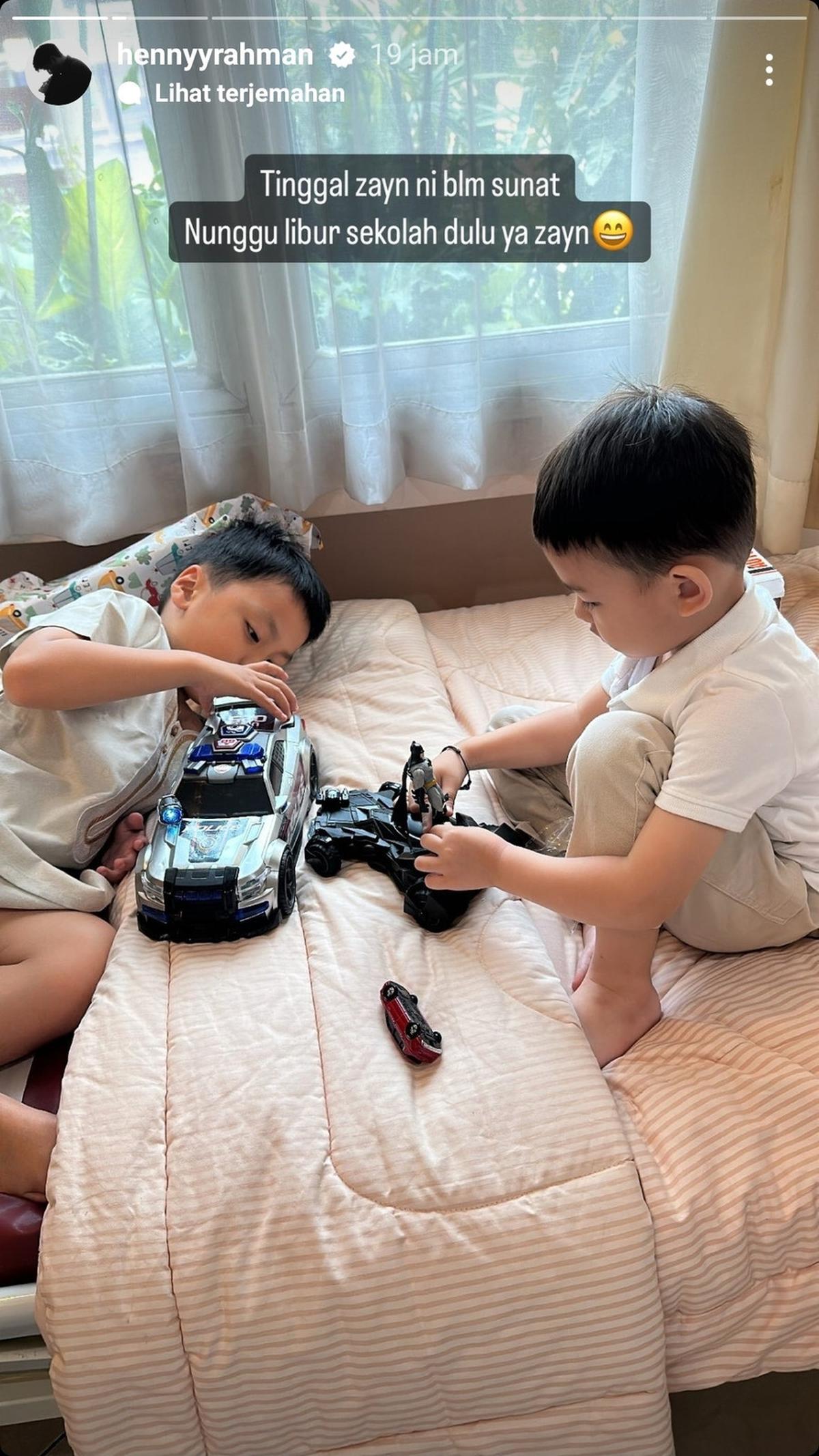Asyik Bermain Usai di Sunat
