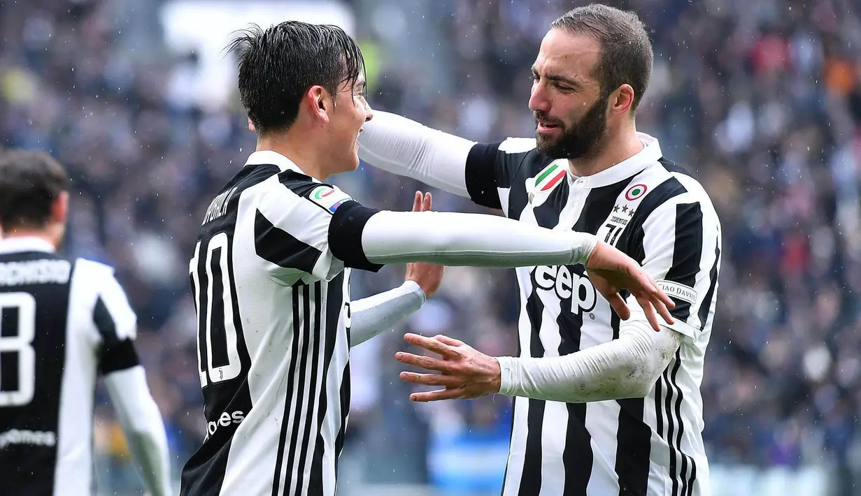 Striker Juventus, Paulo Dybala, melakukan selebrasi bersama Gonzalo Higuain, usai mencetak gol ke gawang Udinese pada laga Serie A di Stadion Allianz, Minggu (11/3/2018). Juventus menang 2-0 atas Udinese. (AP/Alessandro di Marco)