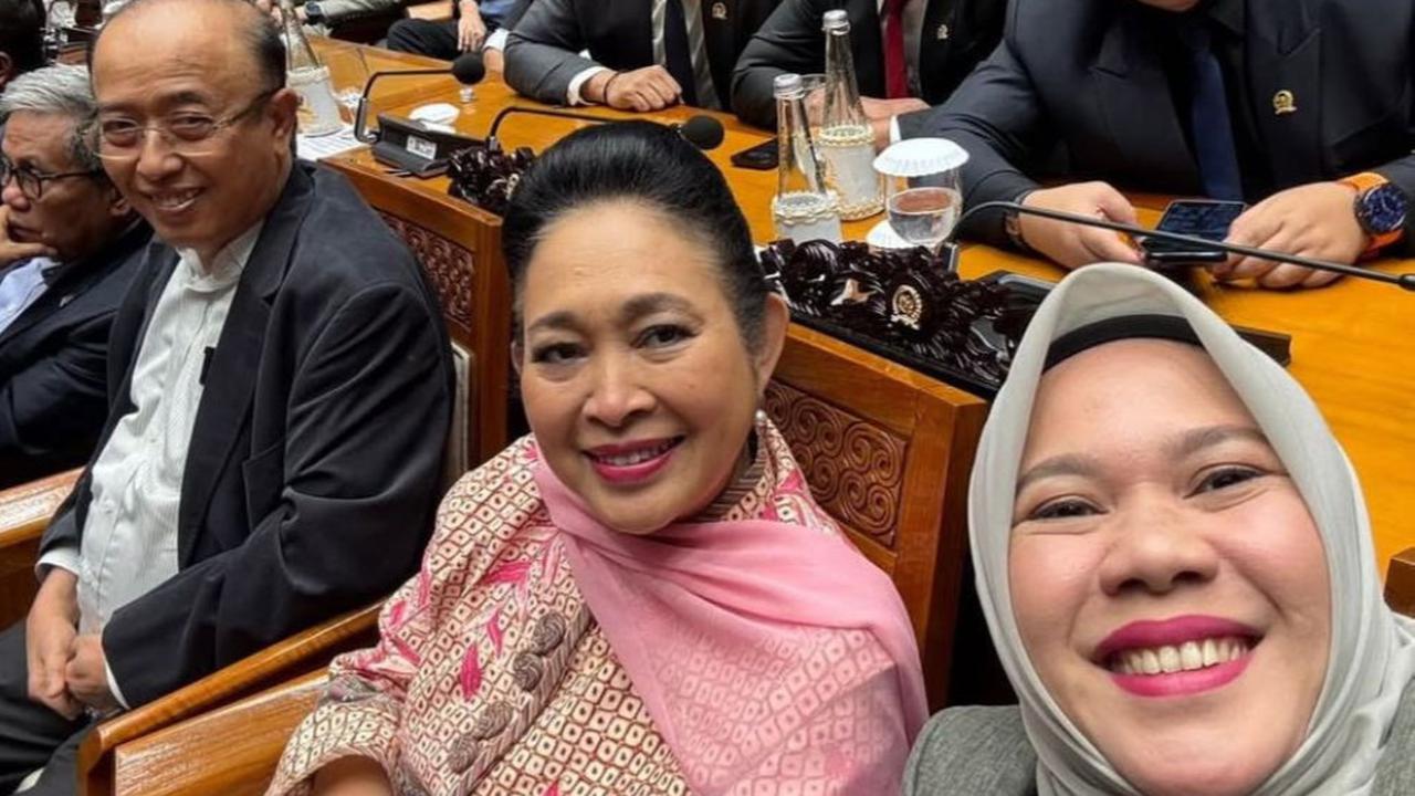 Bikin Gagal Fokus, 5 Potret Cantik Elegan Titiek Soeharto saat Hadiri Sidang Paripurna DPR-RI dengan Outfit Serba Pink