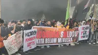 Demo 25 Agustus: Mahasiswa Makassar Tutup Jalan, Tolak Tunjangan Anggota DPR