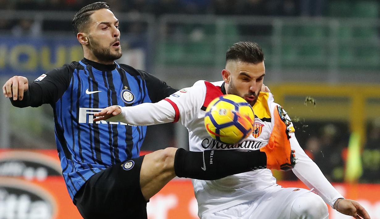 Aksi pemain Inter Milan, Danilo D'Ambrosio (kiri) menghalau bola dari kejaran pemain Benevento, Enrico Brignola pada lanjutan Serie A Italia di San Siro stadium, Milan, (24/2/2018). Inter menang 2-0. (AP/Antonio Calanni)