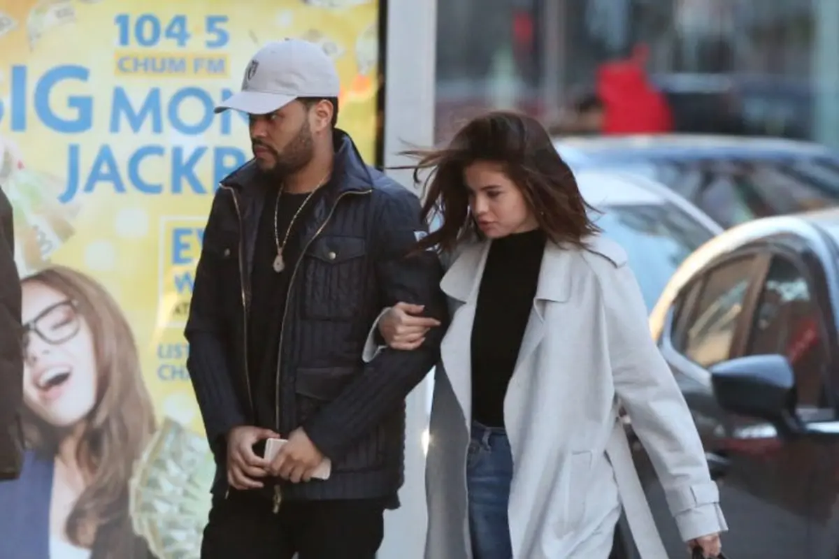 Selena Gomez dan The Weeknd saat berada di Toronto. (Twitter/SelenaHQ)
