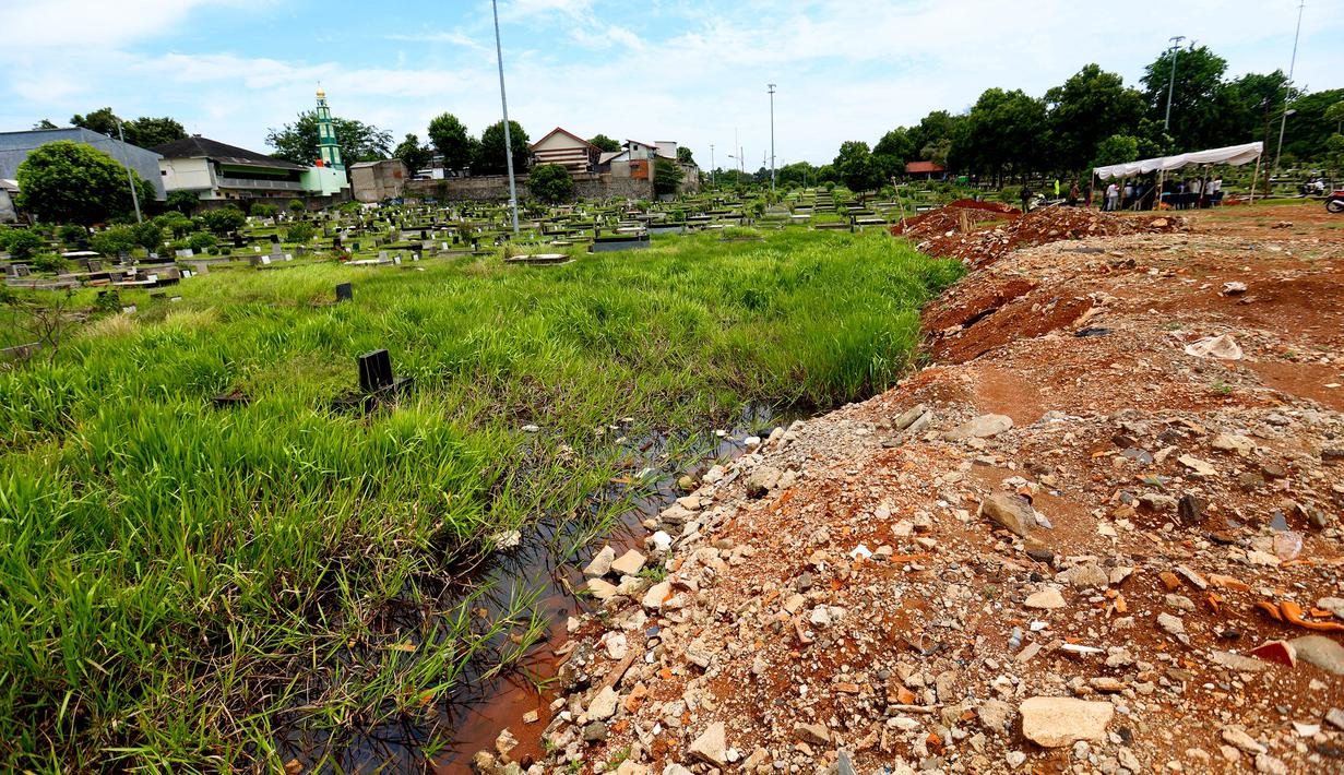 Suasana salah satu Tempat Pemakaman Umum (TPU) yang ada di Jakarta pada Rabu (5/11/2025). Kondisi serupa juga terjadi di Jakarta Barat yang memiliki 13 TPU, di mana 11 telah penuh. (Kapanlagi.com/Budy Santoso)
