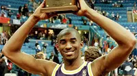 Pemain Los Angeles Lakers, Kobe Bryant mengangkat piala setelah memenangkan kontes NBA Slam Dunk di Gund Arena di Cleveland, Ohio pada 8 Februari 1997. Bryant meninggal bersama putrinya yang berusia 13 tahun Gianna dalam kecelakaan helikopter di Calabasas. (AFP/Jeff Haynes)