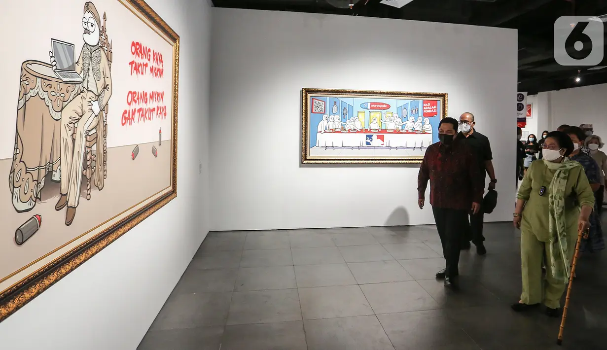 Ketua Umum PDIP Megawati Soekarnoputri ditemani Menteri Badan Usaha Milik Negara (BUMN) Erick Thohir berkeliling melihat sejumlah lukisan yang ada di Galeri Bung Karno Pusat Perbelanjaan Sarinah, Jakarta Pusat, Senin (13/6/2022). Megawati dan Erick tampak berjalan sambil berbincang-bincang. (Liputan6.com/Johan Tallo)