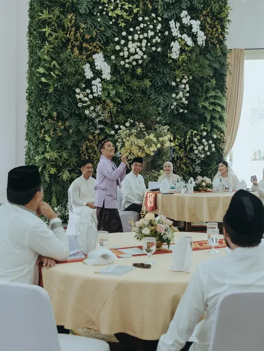 Ustaz Maulana dipercaya menjadi penceramah dalam acara ini. Dia memberi nasihat keagamaan.
