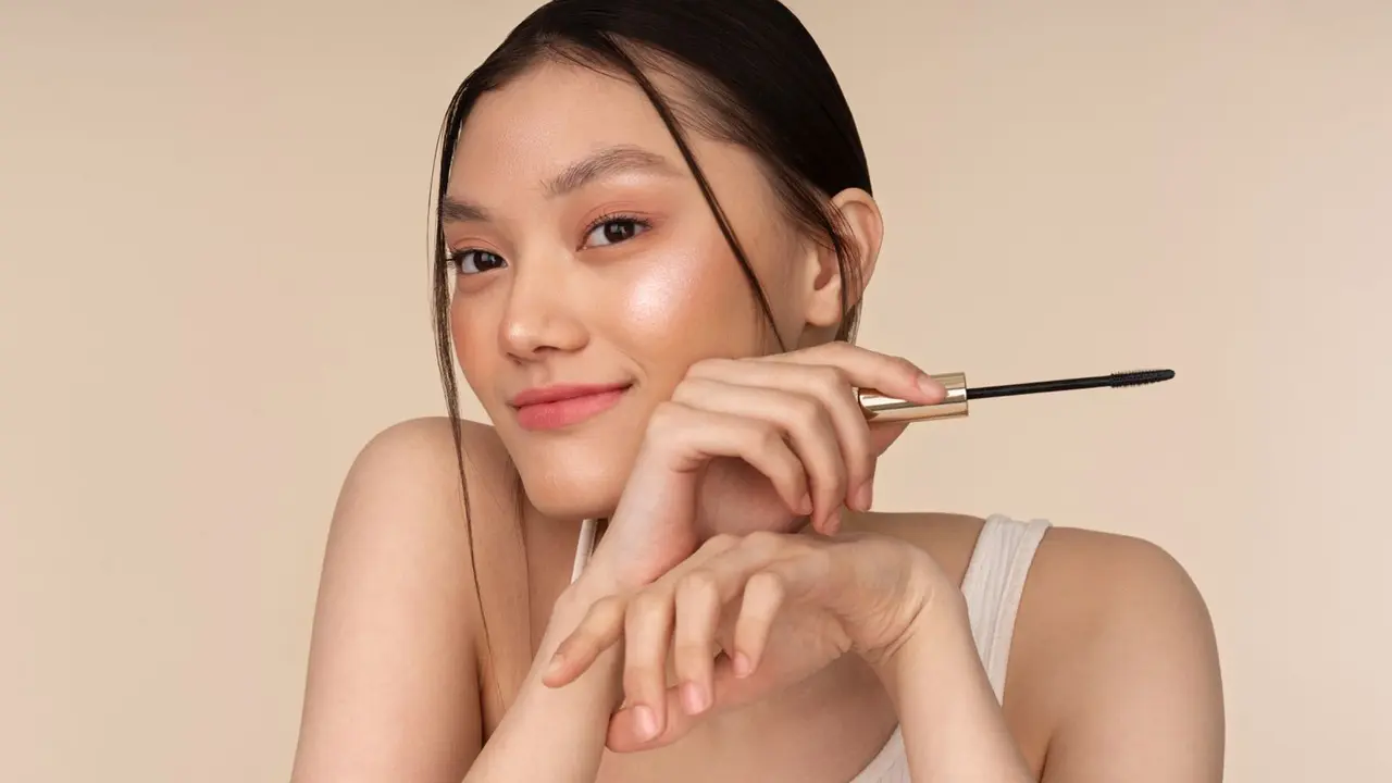 Tips Makeup Natural Glowing yang Tahan Lama untuk Acara di Siang Hari [Dok/freepik.com]