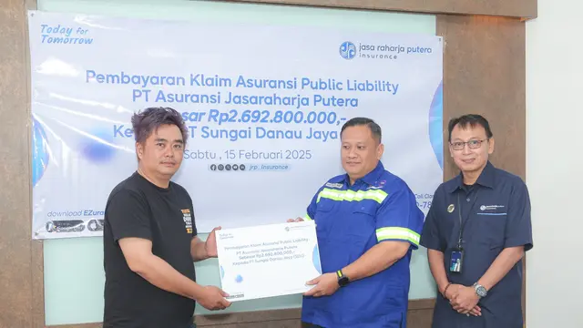 Jasaraharja Putera Bayar Klaim Asuransi Rp 2,6 Miliar usai Tanggul di Kalsel Jebol