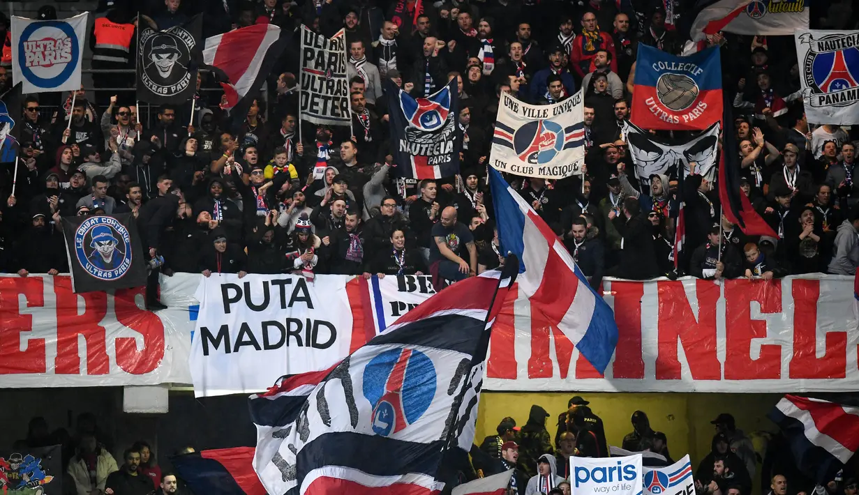 Suporter Paris Saint-Germain (PSG) saat pertandingan melawan Troyes pada laga Liga 1 Prancis di Stadion Aube, Sabtu (2/2/2018). Troyes takluk 0-2 dari PSG. (AFP/Franck Fife)