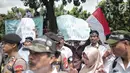 Massa dari Serikat Pegawai PD Pasar Jaya membawa poster dalam unjuk rasa di depan Balai Kota DKI Jakarta, Rabu (31/1). Dalam aksinya, mereka menolak tenaga profesional PKWT & PKWTT yang Kolusi, korupsi, Nepotisme (KKN).  (Liputan6.com/Faizal Fanani)
